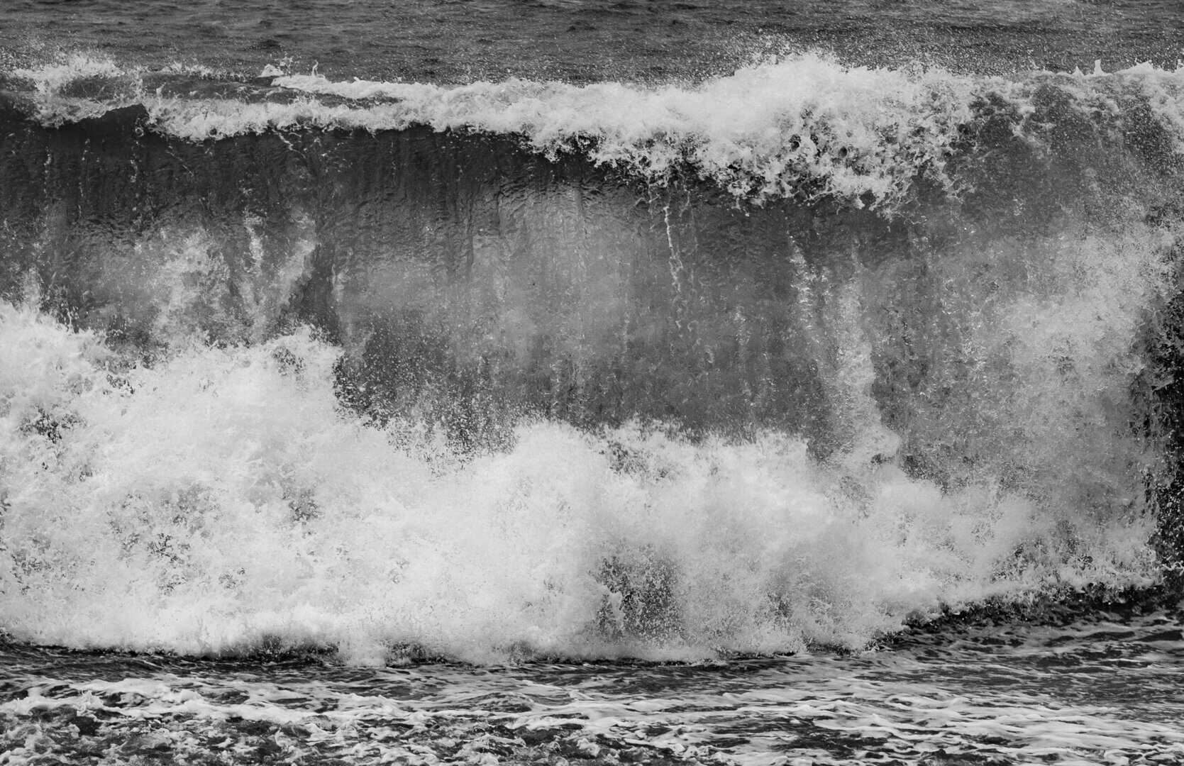 Meteo Isole Canarie: onde giganti e venti furiosi, allerta massima per turisti e residenti