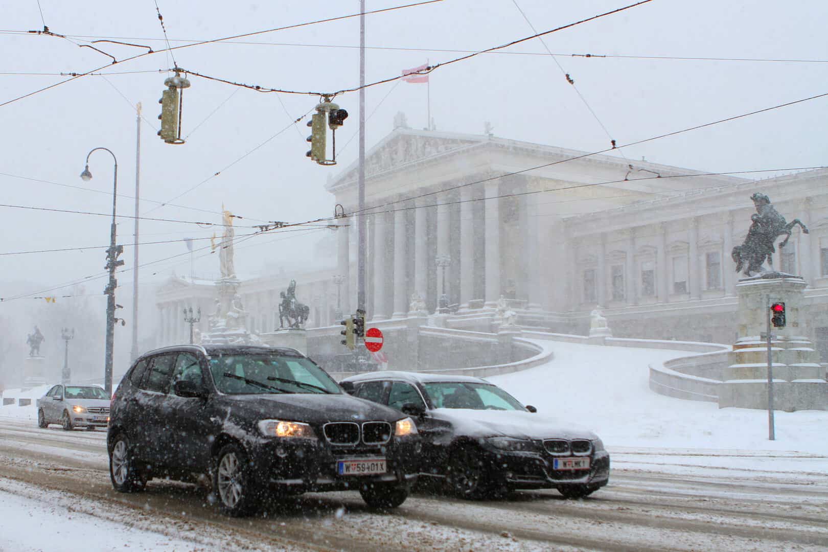 Meteo Vienna: neve e ghiaccio nero trasformano la città in una trappola gelida, traffico in tilt