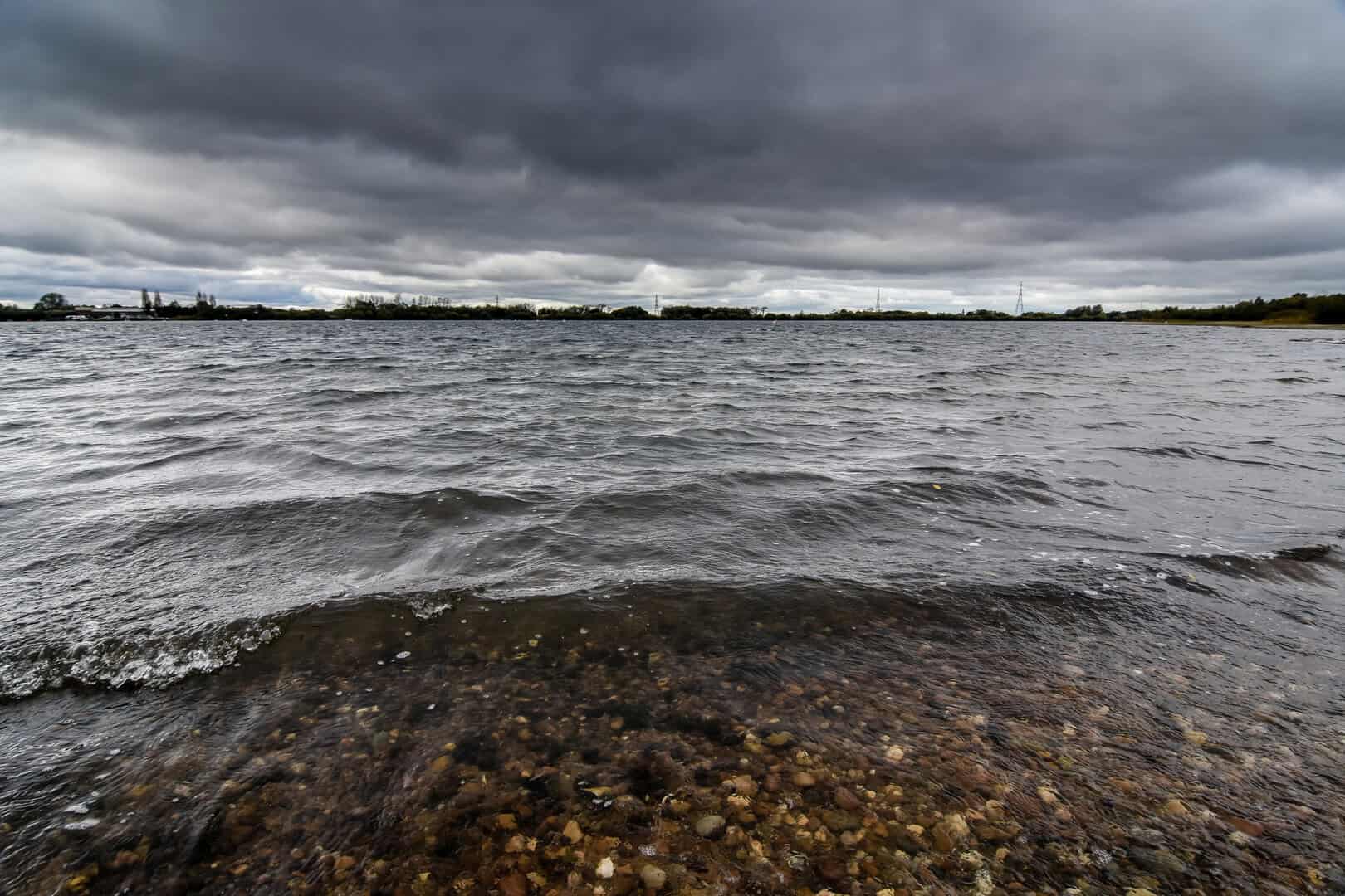 Meteo shock nel West Midlands: tempesta in arrivo con venti a 110 km/h, rischio blackout e trasporti nel caos