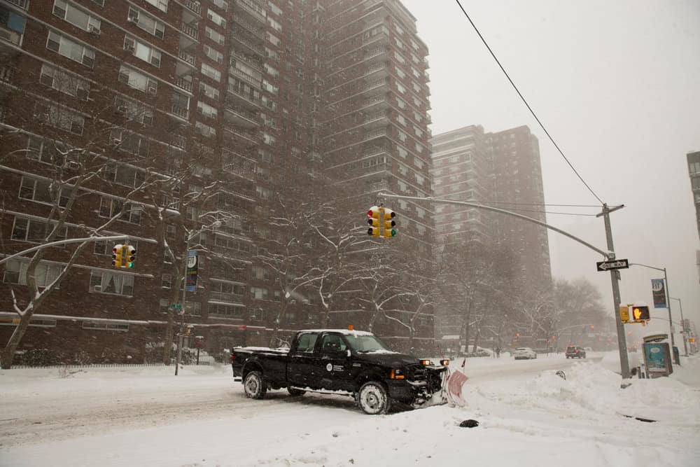 Meteo neve a New York e New Jersey: scuole chiuse e ritardi per ghiaccio e accumuli