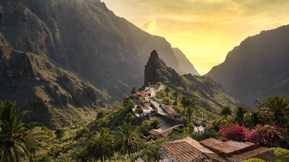 Mi trasferisco a vivere alle Canarie, a Tenerife: mare tutto l'anno e libertà sotto il sole 7 shutterstock 2546343747