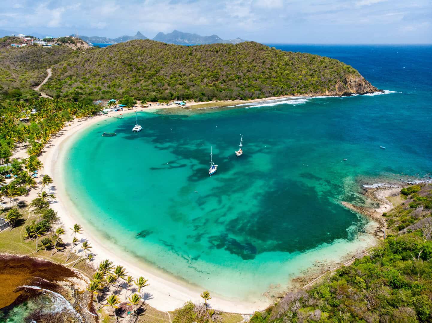 Esplorare St. Vincent e Grenadine tra scogliere e mare. Turismo low cost per avventure indimenticabili
