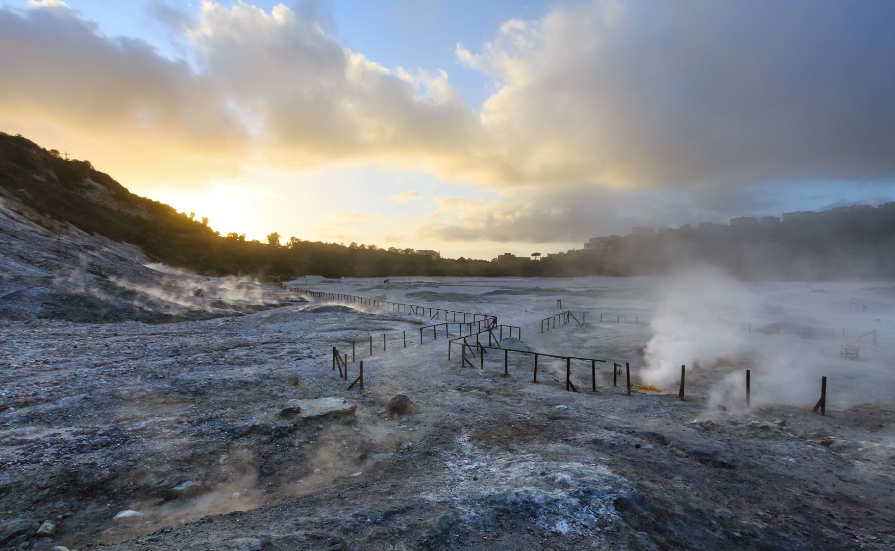 Preoccupazione ai Campi Flegrei: cosa sappiamo sul supervulcano e le potenziali eruzioni future