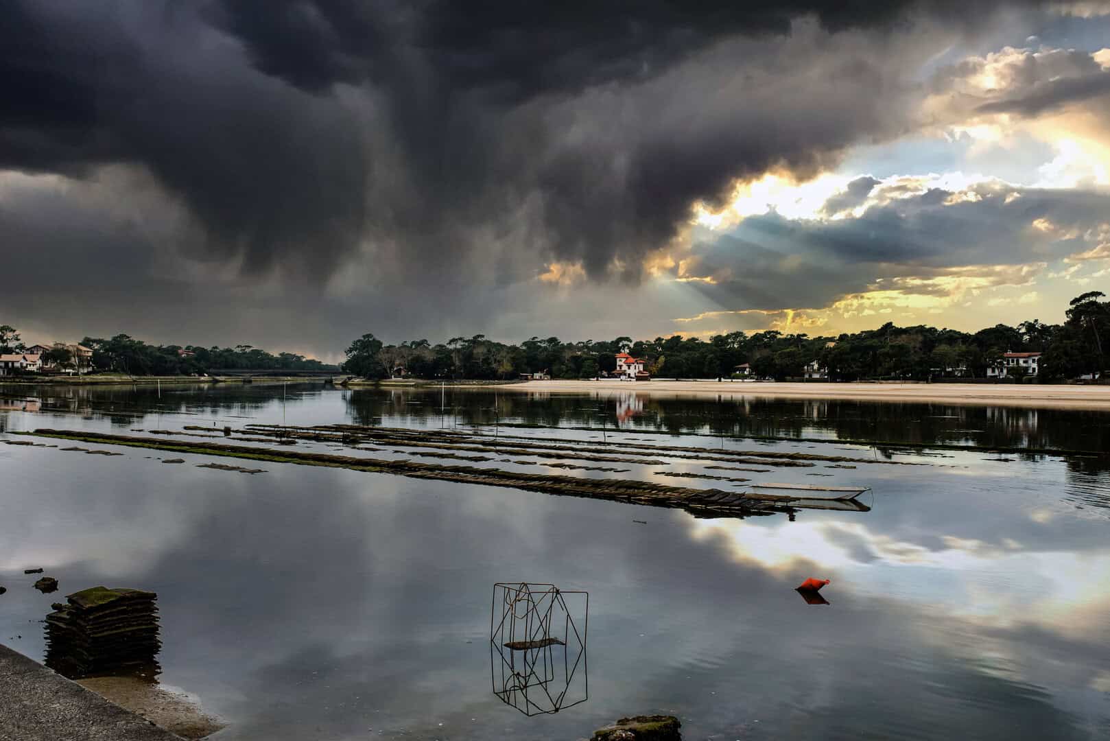 Allerta meteo per sabato 19 aprile: rischio valanghe, temporali e inondazioni nel Sud-Ovest della Francia