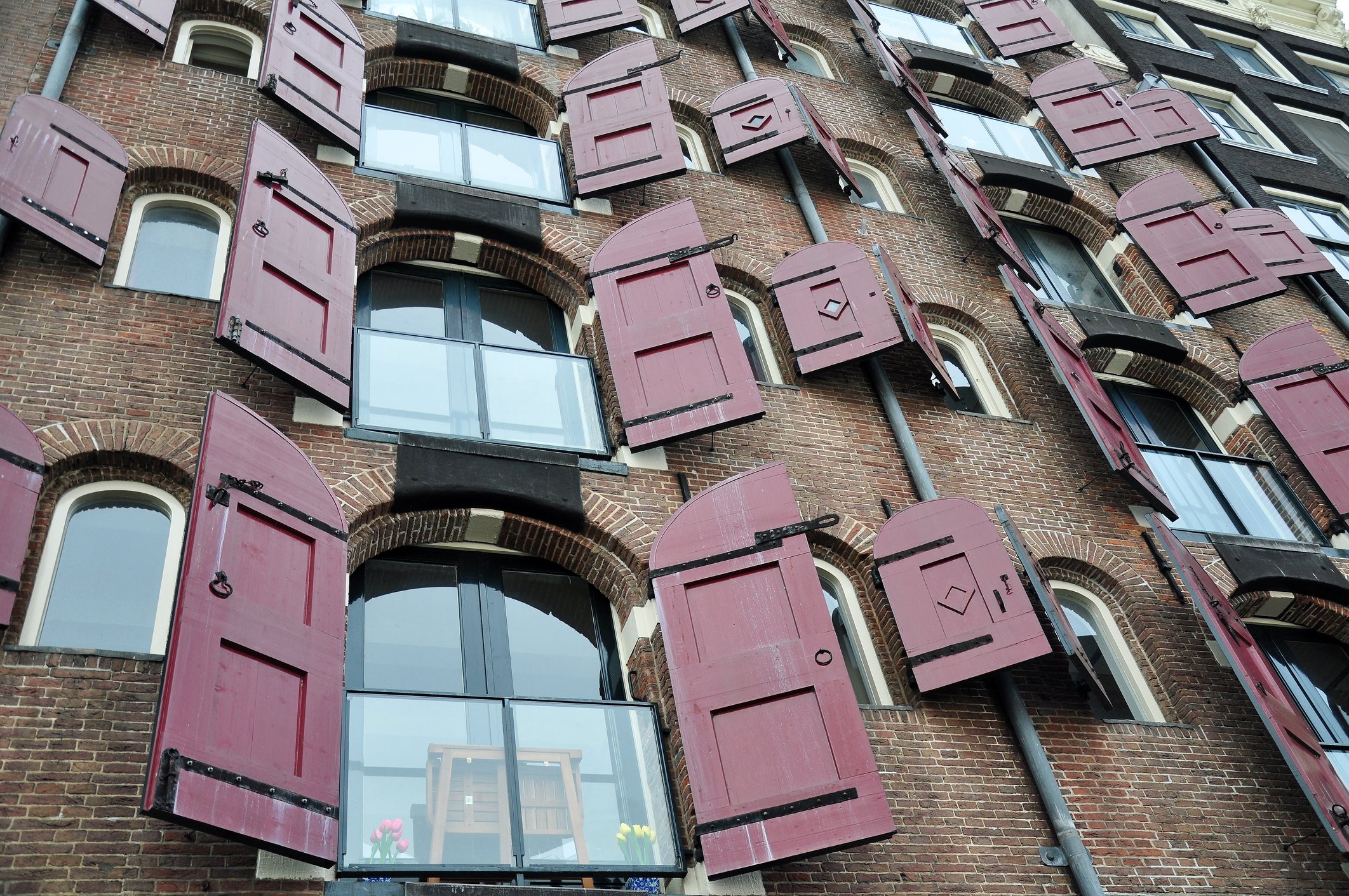 Amsterdam tra canali e libertà: viaggio in una città fuori dal tempo