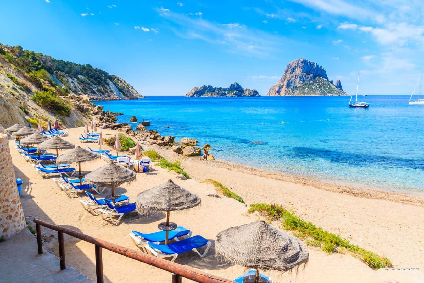 Ibiza d’estate: tra spiagge segrete e notti infuocate
