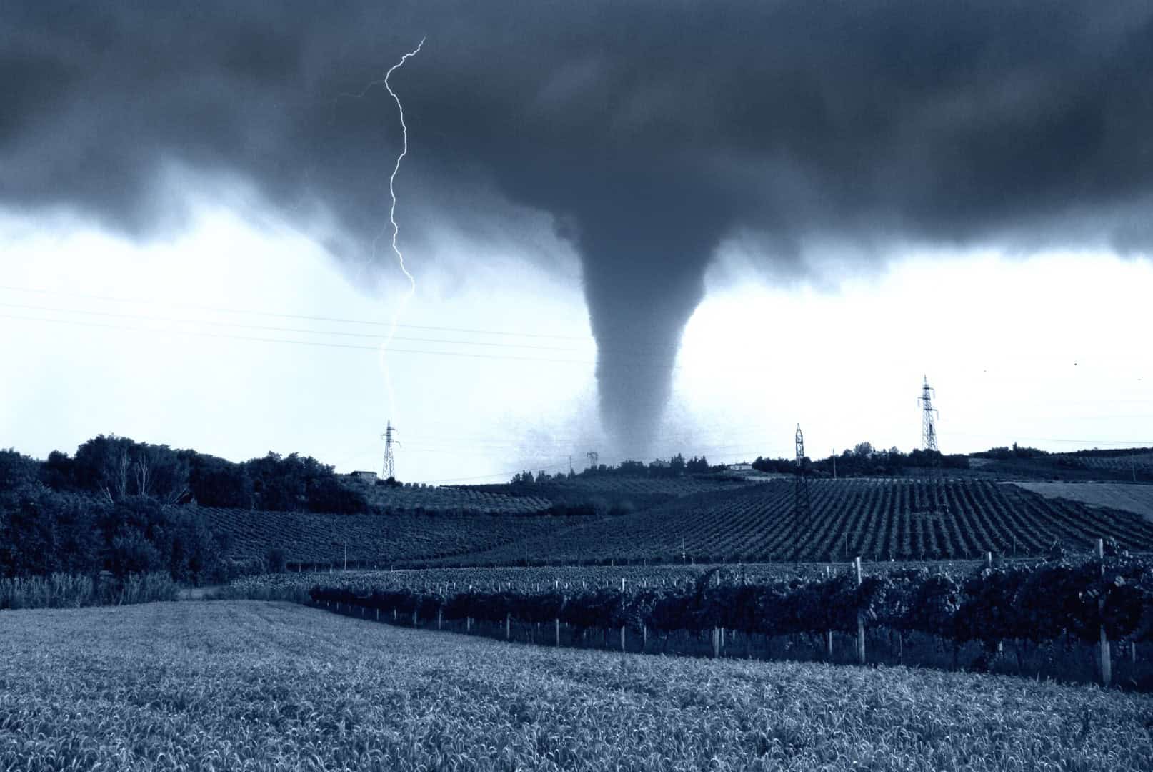 Tromba d’aria e downburst colpiscono l’Italia. Cosa sono. Video meteo