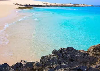 Spiaggia di Corralejo Fuerteventura alle Isole Canarie