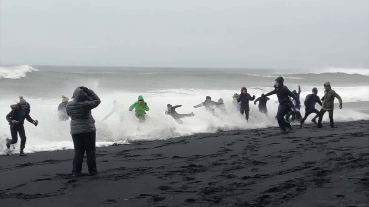 REYNISFJARA, Islanda, la spiaggia nera. Fascino e morte per chi viene trascinato in mare